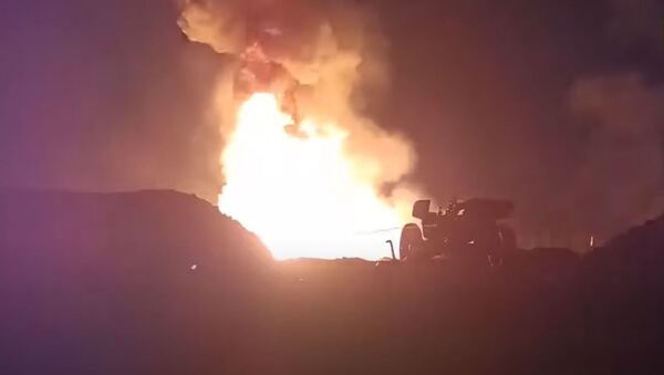 Руски војници гасе запаљену бушотину противтенковским топом - Sputnik Србија