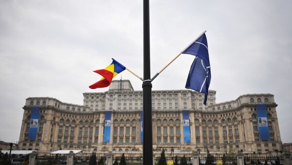 Zastave Rumunije i NATO-a ispred zgrade rumunskog parlamenta u Bukureštu - Sputnik Srbija