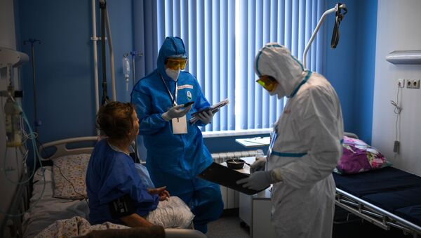 Lekari sa pacijentom u bolnici za lečenje zaraženih virusom korona  - Sputnik Srbija