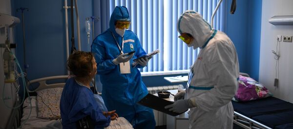 Лекари са пацијентом у болници за лечење заражених вирусом корона Лекари са пацијентом у болници за лечење заражених вирусом корона - Sputnik Србија