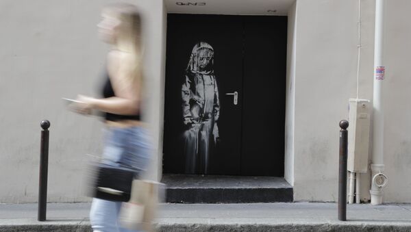 Grafit uličnog umetnika Benksija na vratima pariske koncertne dvorane Bataklan  - Sputnik Srbija