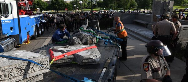 У Минесоти срушен споменик Кристоферу Колумбу  - Sputnik Србија