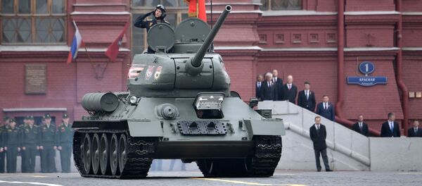 Тенк Т-34-85 на прослави 74. годишњице Дана победе у Другом светском рату на Црвеном тргу у Москви Тенк Т-34-85 на прослави 74. годишњице Дана победе у Другом светском рату на Црвеном тргу у Москви - Sputnik Србија