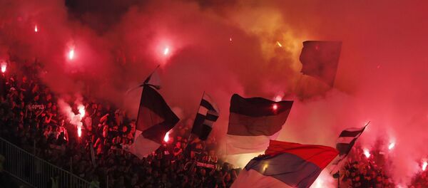 Навијачи ФК Партизан на утакмици против Црвене звезде у Београду Навијачи ФК Партизан на утакмици против Црвене звезде у Београду - Sputnik Србија