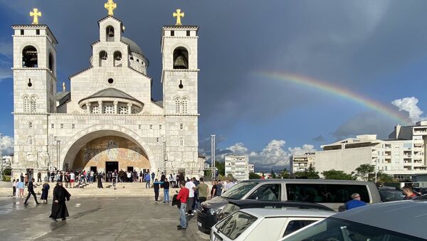 Duga na nebu iznad hrama Hristovog vaskrsenja u Podgorici. - Sputnik Srbija