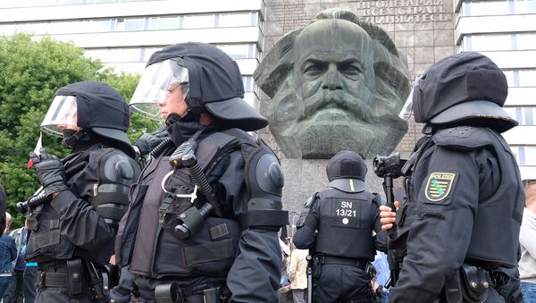 Полицијска патрола поред скулптуре Карла Маркса - Sputnik Србија
