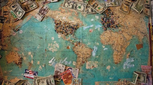 Мапа света са новчаницама евра и долара - Sputnik Србија