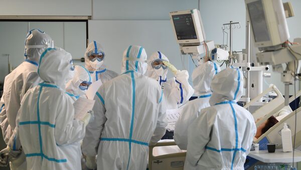 Лекари и медицинско особље поред пацијента на одељењу интензивне неге болнице у Москви - Sputnik Србија