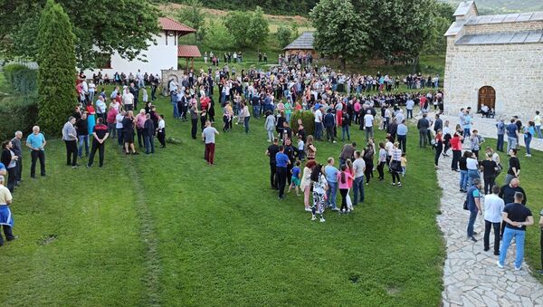 Народ окупљен испред храма у Беранама - Sputnik Србија