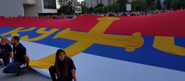 Kuči su razvili trobojku dugu 70 metara u Podgorici Kuči su razvili trobojku dugu 70 metara u Podgorici - Sputnik Srbija