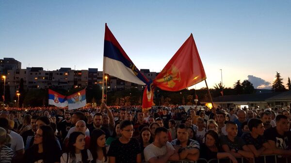 Srpska i crnogorska zastava uvezane na molebanu u Podgorici - Sputnik Srbija