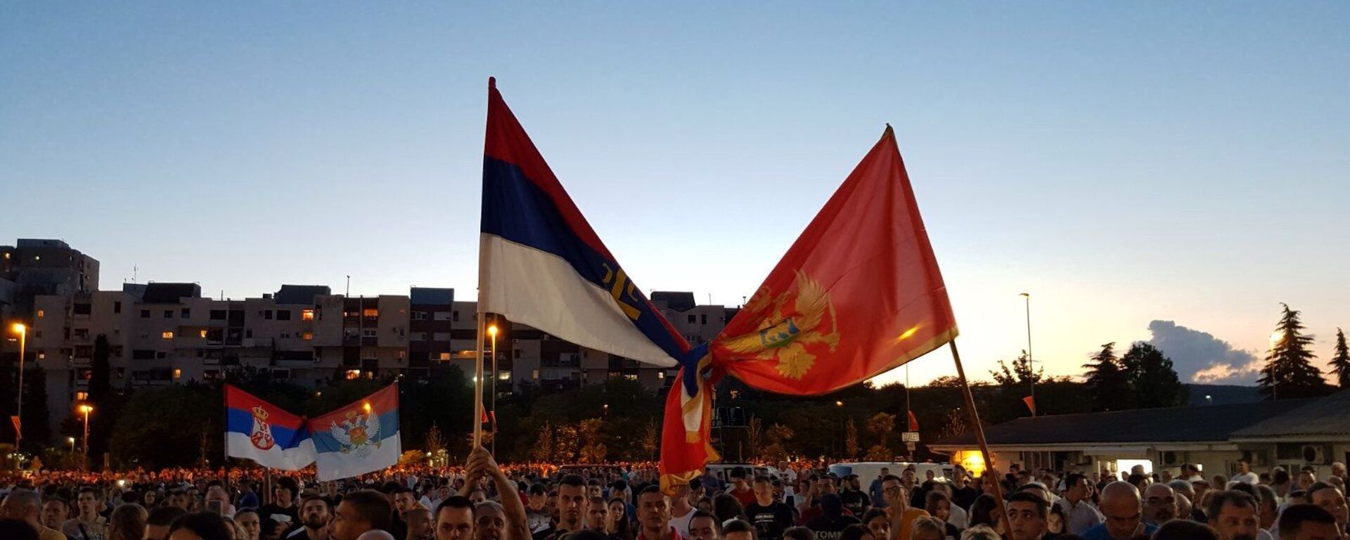 Srpska i crnogorska zastava uvezane na molebanu u Podgorici - Sputnik Srbija, 1920, 12.08.2021