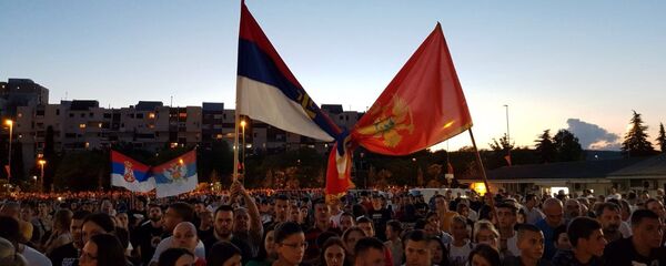 Српска и црногорска застава увезане на молебану у Подгорици Српска и црногорска застава увезане на молебану у Подгорици - Sputnik Србија