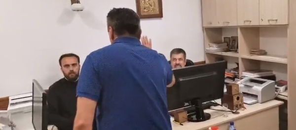 Ulazak inspektora u hram u Podgorici Ulazak inspektora u hram u Podgorici - Sputnik Srbija