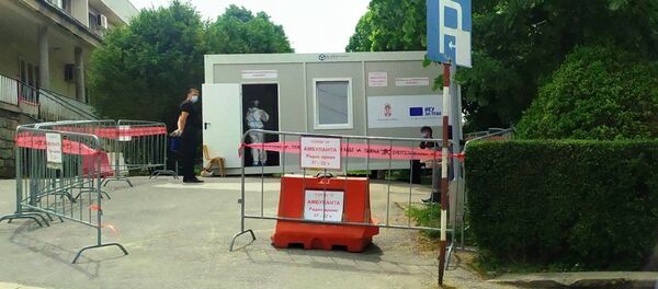 Ковид амбуланта испред болнице Ковид амбуланта испред болнице - Sputnik Србија