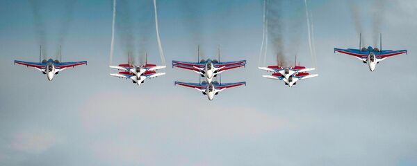 Ловци МиГ-29 и Су-30СМ акробатских група Руски витезови и Стрижи на проби ваздушног дела Параде победе - Sputnik Србија