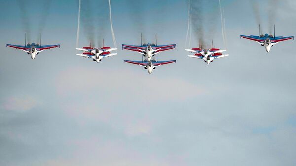 Lovci MiG-29 i Su-30SM akrobatskih grupa Ruski vitezovi i Striži na probi vazdušnog dela Parade pobede - Sputnik Srbija