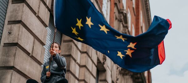 Девојка вијри заставом Европске уније - Sputnik Србија