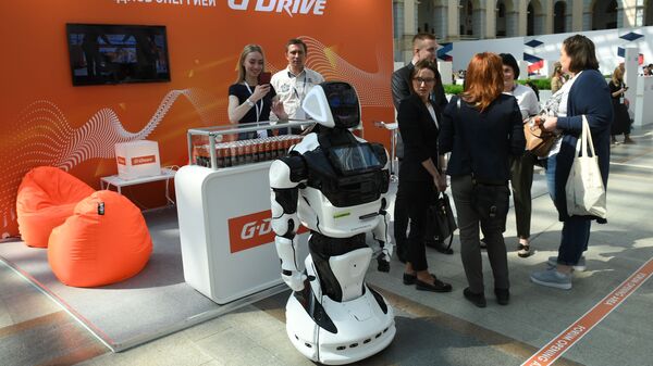 Руски робот помаже путницима на аеродрому  - Sputnik Србија