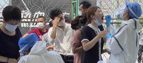 Становници Пекинга стоје у реду да се тестирају на вирус корона  - Sputnik Србија