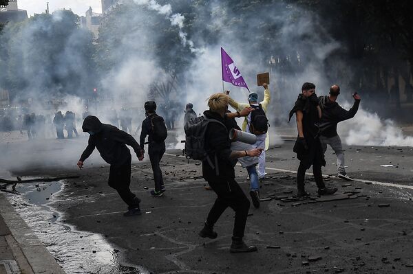 Novinari RT-a povređeni na protestu u Parizu /video/ Novinari RT-a povređeni na protestu u Parizu /video/ - Sputnik Srbija