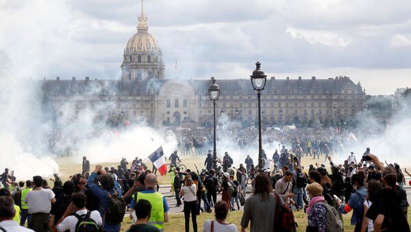 Sukob demonstranata i policije na protestima medicinskih radnika u Parizu - Sputnik Srbija