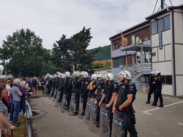Metež, brutalnost i potresne scene u Budvi: Sputnjik sa lica mesta /foto/ Metež, brutalnost i potresne scene u Budvi: Sputnjik sa lica mesta /foto/ - Sputnik Srbija