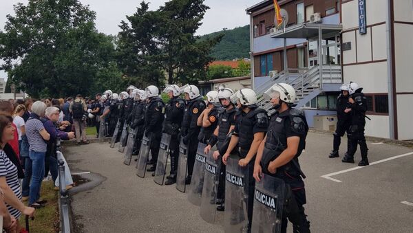 Kordon policije ispred zgrade Centra bezbednosti u Budvi - Sputnik Srbija