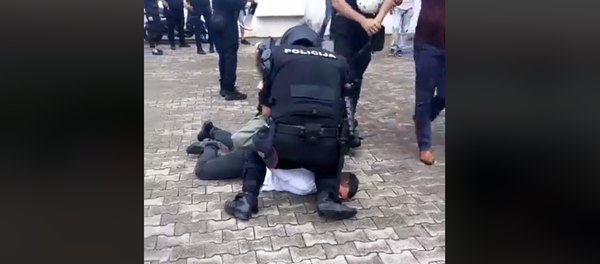 Бруталност полиције испред СО Будва Бруталност полиције испред СО Будва - Sputnik Србија