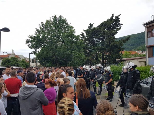 Opsada Budve — specijalci i policija na svakoj raskrsnici, napeto u centru grada /video, foto/ Opsada Budve — specijalci i policija na svakoj raskrsnici, napeto u centru grada /video, foto/ - Sputnik Srbija