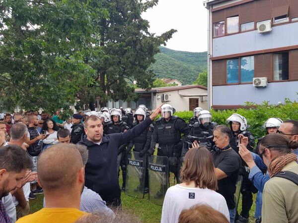Metež, brutalnost i potresne scene u Budvi: Sputnjik sa lica mesta /foto/ Metež, brutalnost i potresne scene u Budvi: Sputnjik sa lica mesta /foto/ - Sputnik Srbija