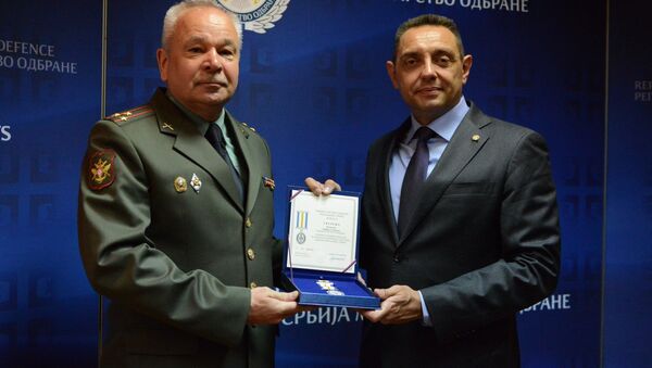 Vulin uručio Vojnu spomen-medalju izaslaniku odbrane Ruske Federacije pukovniku Sobakinu - Sputnik Srbija