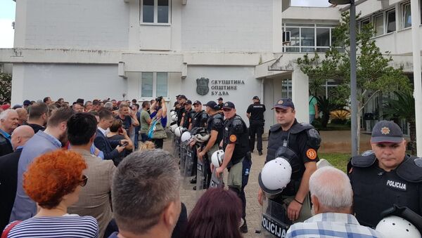 Kordon policije i okupljeni građani ispred Opštine Budva - Sputnik Srbija