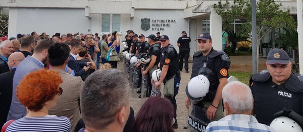 Kordon policije i okupljeni građani ispred Opštine Budva - Sputnik Srbija