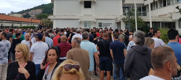 Građani okupljeni ispred budvanske Opštine nakon hapšenja gradonačelnika - Sputnik Srbija
