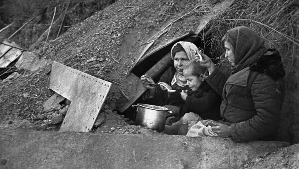 Veliki broj stanovnika Staljingrada bio je prinuđen da živi u iskopinama prilagođenim za stanovanje pošto su ostali bez krova nad glavom. - Sputnik Srbija