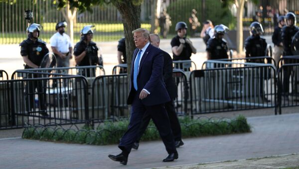 Председник Америке Доналд Трамп у Лафајет парку док су се демонстранти окупљали око Беле куће - Sputnik Србија