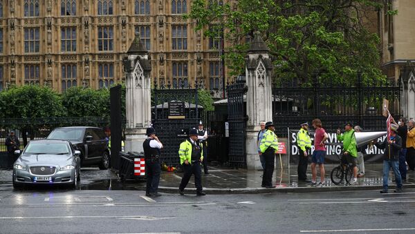Automobil britanskog premijera Borisa Džonsona napušta zgradu Parlamenta. - Sputnik Srbija
