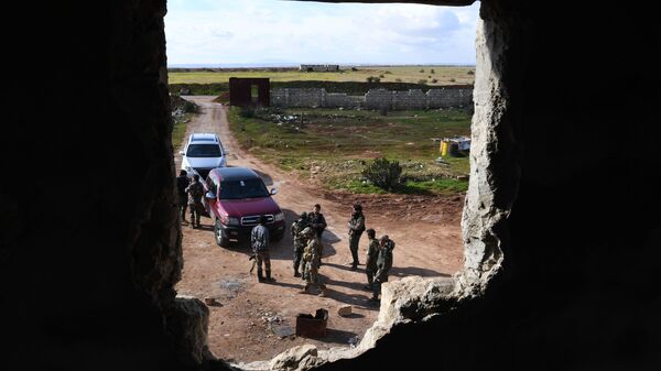Snage sirijske armije na položajima naspram Nusra fronta u predgrađu Alepa - Sputnik Srbija