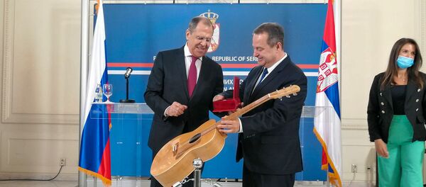 Шеф српске дипломатије поклонио је министру Лаврову гитару Шеф српске дипломатије поклонио је министру Лаврову гитару - Sputnik Србија