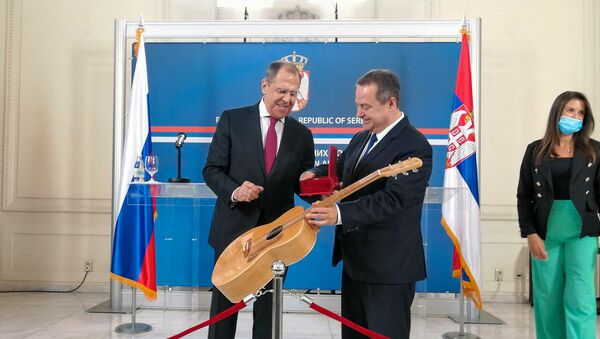 Шеф српске дипломатије поклонио је министру Лаврову гитару - Sputnik Србија
