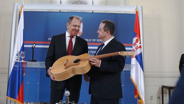 Poklon od ministra Dačića – gitara - Sputnik Srbija