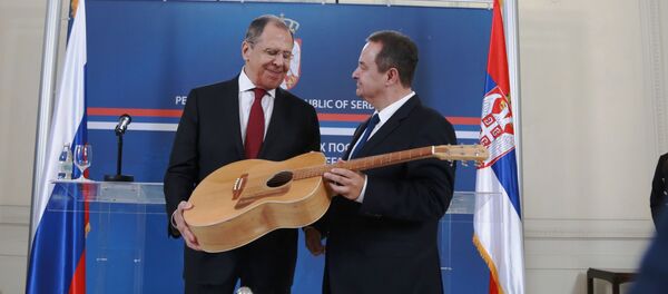 Поклон од министра Дачића – гитара Поклон од министра Дачића – гитара - Sputnik Србија