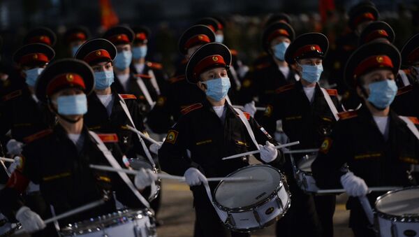 Vojni orkestar na noćnoj probi Parade pobede u Jekaterinburgu - Sputnik Srbija