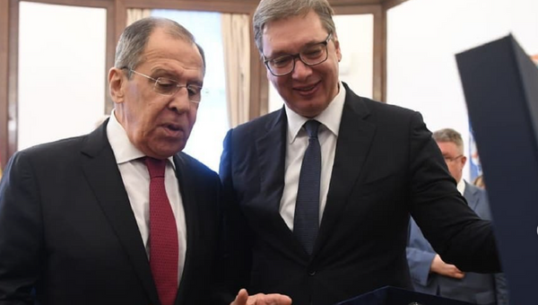 Sergej Lavrov primio poklon od Vučića - Sputnik Srbija
