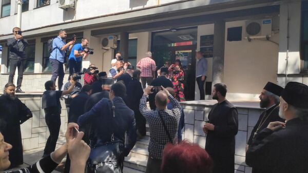 Odloženo suđenje episkopu Joanikiju, građani ispred suda uzvikivali „Ne damo svetinje“ /video, foto/ Odloženo suđenje episkopu Joanikiju, građani ispred suda uzvikivali „Ne damo svetinje“ /video, foto/ - Sputnik Srbija
