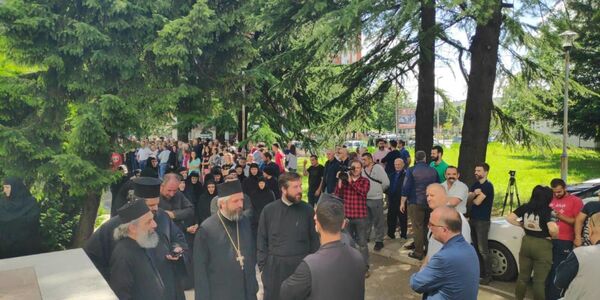 Odloženo suđenje episkopu Joanikiju, građani ispred suda uzvikivali „Ne damo svetinje“ /video, foto/ Odloženo suđenje episkopu Joanikiju, građani ispred suda uzvikivali „Ne damo svetinje“ /video, foto/ - Sputnik Srbija