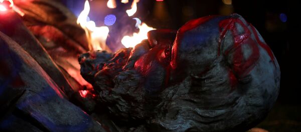 A toppled statue of Albert Pike is seen during an event to mark Juneteenth, which commemorates the end of slavery in Texas, two years after the 1863 Emancipation Proclamation freed slaves elsewhere in the United States, amid nationwide protests against racial inequality, in Washington, D.C., U.S., June 19, 2020. A toppled statue of Albert Pike is seen during an event to mark Juneteenth, which commemorates the end of slavery in Texas, two years after the 1863 Emancipation Proclamation freed slaves elsewhere in the United States, amid nationwide protests against racial inequality, in Washington, D.C., U.S., June 19, 2020. - Sputnik Srbija
