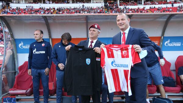 Фудбалери Звезде прославили титулу са ветеранима 63. падобранске - Sputnik Србија