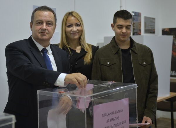 Ko je na biračko mesto došao sam, a ko u pratnji obezbeđenja /foto/ - Sputnik Srbija